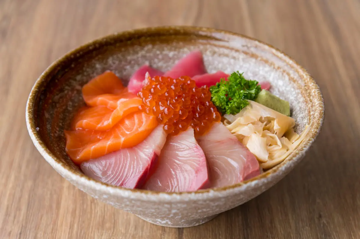 先輩が「500円のマグロ丼」を頼んだのに、後輩が「1000円の海鮮丼」はマナー違反!? アニメ『野原ひろし 昼メシの流儀』の後輩・川口に批判殺到！ 実際“先輩より高いメニュー”はNGなの？