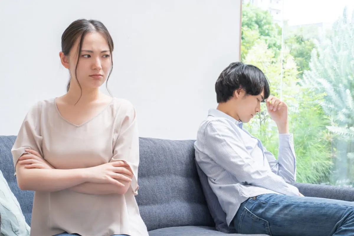 「世帯年収700万円」で、子どもの“大学費用300万円”貯めたのに…ある日「夫の借金100万円」が発覚！「課長なのに小遣い3万円じゃ苦しい…」夫婦の温度差が招く“家計崩壊リスク”とは