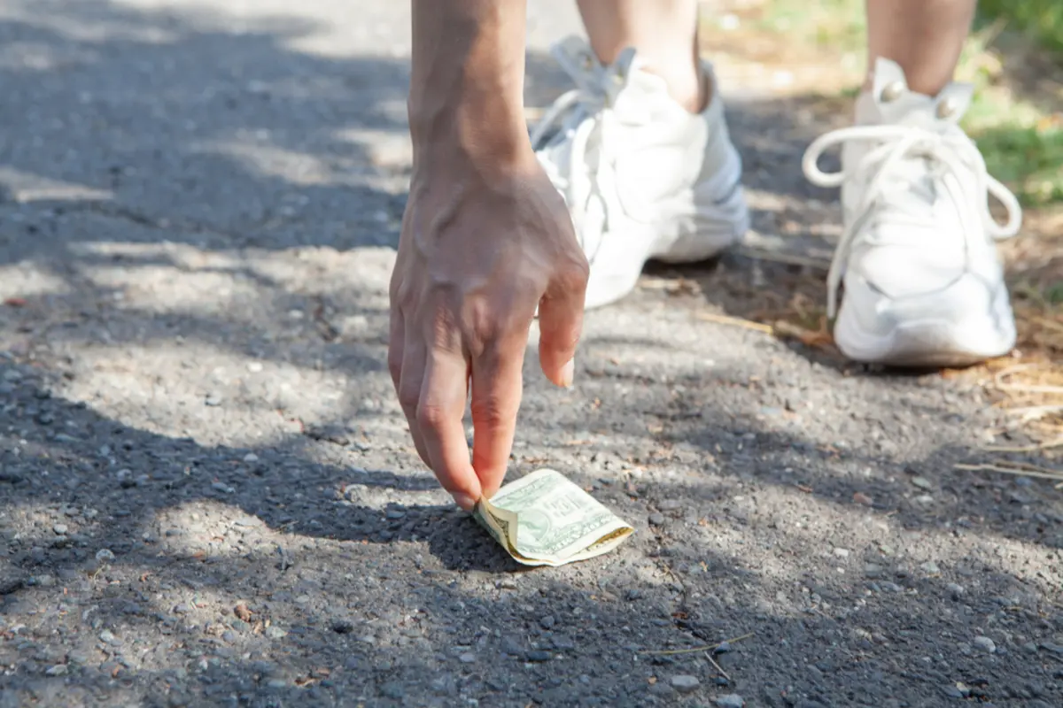 道で拾った「1万円札」を交番に届けたところ、「持ち主が現れなかった場合は連絡します」とのこと…これ、本当に“拾った人のもの”になるんでしょうか？