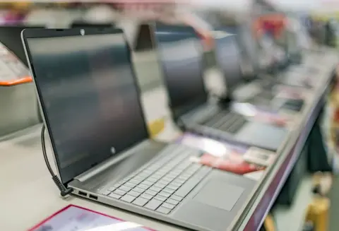 息子の「大学指定のパソコン」が“20万円”で仰天！ 夫は「このスペックなら10万円で買える」と言いますが、保証もあるなら“指定パソコン”にすべきですか？ 購入すべきかのポイントを確認