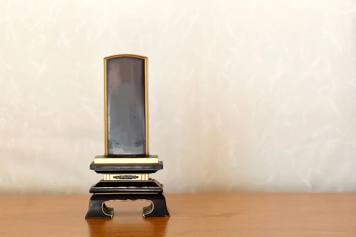 義父が亡くなり「戒名は最上級100万円のものを」と言う義母。夫は「さすがに高すぎる」と反対してますが、そんなに“戒名”って大切ですか？ 安いのは失礼でしょうか…？