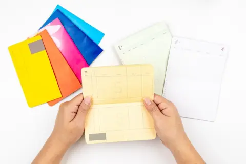 片付け中に「昔の通帳」をいくつも発見！ 念のため“保管”してたけど捨てていい？「5年・10年」保管しておくべきケースとは？“捨てて問題ない通帳”の特徴も確認