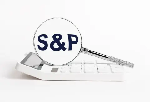 【NISA】「S&P500」vs「オルカン」初心者に“これ買っとけ”と言うならどっち？ 両方持っても意味はない？ 予算が「月3万円・月10万円」のケースで解説