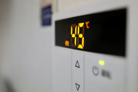 ガス会社から「古い給湯器を交換すれば、ガス代が年間2万円安くなる」と提案されました。ただし本体価格は「25万円以上」とのこと。今後、何年住むか分からない家で元は取れるのでしょうか？