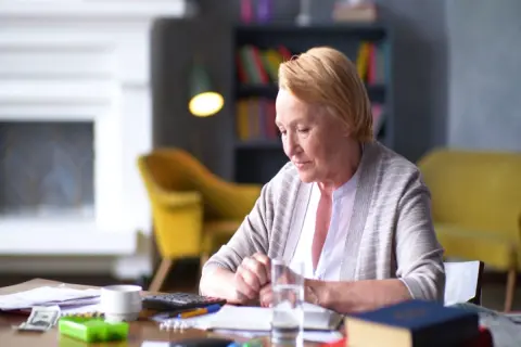 別居中の68歳の母が生活保護を申請したと連絡が来ました。年収400万円の私にも扶養の確認は来るのでしょうか？