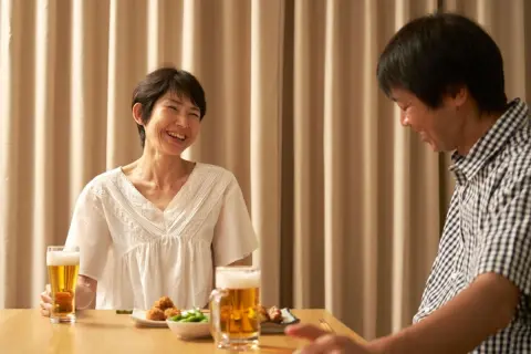 「消費税ゼロになれば、ビールが安く飲める」と言ったら、妻に「アルコールは10％のままだよ」と返されショック！ 結局なにが“減税される”のでしょうか？ 現在の公約を確認