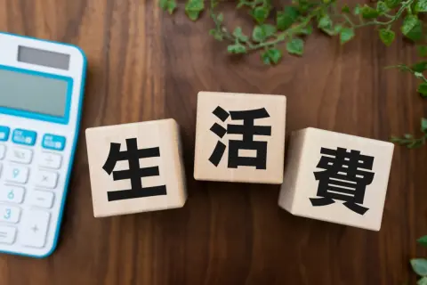 実家暮らしで「親に月5万円渡せば十分でしょ」という同期…私は1人暮らしで「生活費月18万円」なのですが、5万円って“親への生活費”としてぜんぜん足りないですよね？ 1人暮らしの支出と比較