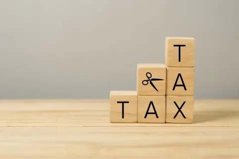 SNSで「1発殴って300万円渡せば非課税」の投稿が話題！ 贈与でなく“慰謝料扱いになる”らしいけど、親子間でも可能？「課税・非課税」の判断ポイントも合わせ、FPがまじめに解説