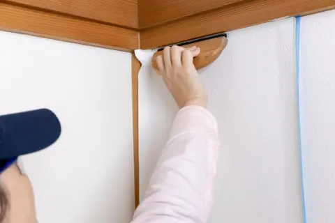 アパート退去時に「タバコのヤニがひどい」と、クロス張替代“10万円”請求されました。たしかに喫煙してましたが、6年住んだら「経年劣化扱いでタダ」じゃないんでしょうか？