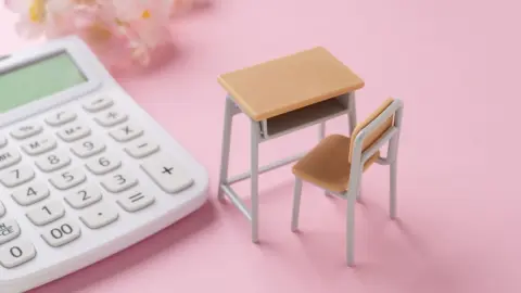 夫に「無償化で私立なんて行っても苦労する」と言われショック！ タダなら“私立のほうがお得”じゃないんですか？「海外の修学旅行に50万円」「誕生日プレゼントにデパコス」格差を感じる負担とは