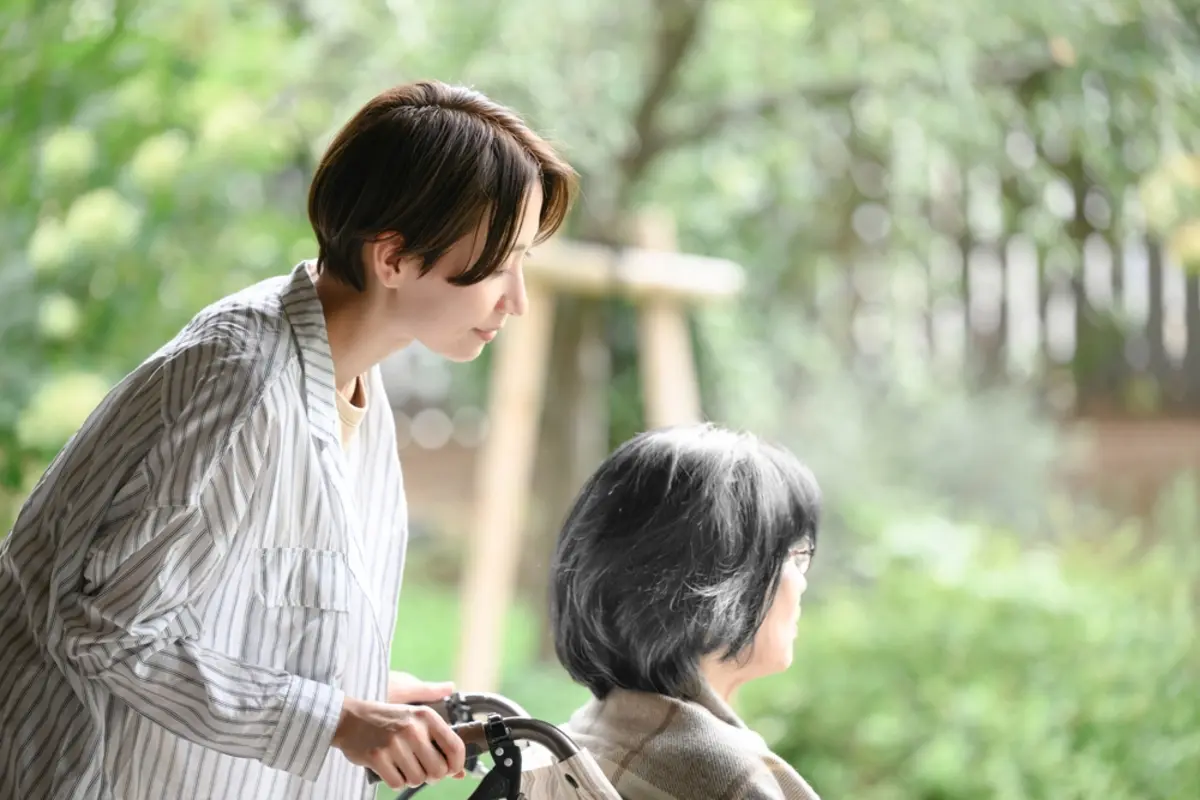 親の介護、きょうだいで“お金の温度差”が違いすぎる…。私は親のために時間もお金も出してるのに、兄は「親の貯金あるでしょ」とのこと。介護の負担はどう分担するべき？