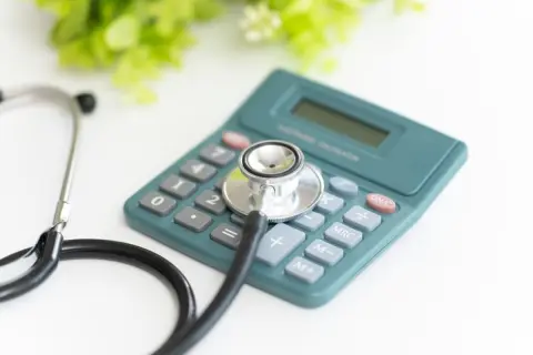 「入院費用30万円」を支払ったので“医療費控除”を申告！ でも税務署から「還付金は0円です」と言われショック！ 原因は“生命保険”？ 控除額が消滅する「計算の落とし穴」とは