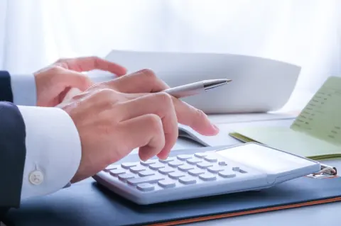 銀行に「父の死亡報告」をしたら、口座凍結で“預金を引き出せない”事態に！ 父は「葬儀代はあるから」と言ってくれたのに“正直者が損をする”なんて…連絡せず引き出すのが正解でしたか？