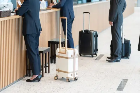 出張宿泊費は「1泊8000円まで」と会社規定にあります。しかし“都心のビジネスホテルは“どこも1万円超え。差額はやはり自腹でしょうか？