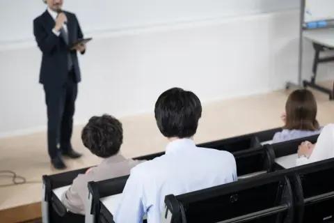 婚活相手の職業は「大学教員」。年収800万円と言うのですが、大学教師の年収平均はどれくらいなんでしょうか？