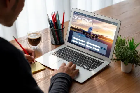 飛行機を予約したら「安心ができない座席です」と表示され仰天！ 実は“真下が燃料タンク”でリスクあり？ その分安く座れるの？ 考えられる理由とは