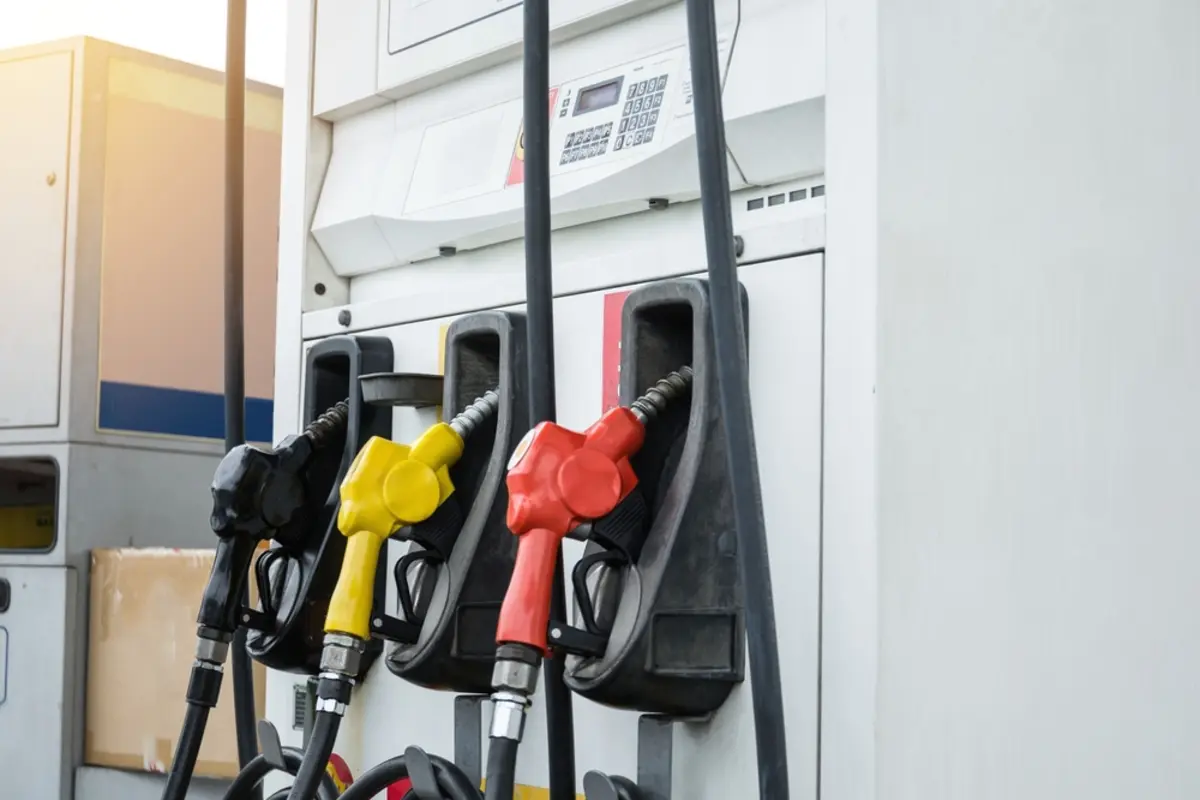 夫婦でコンパクトカーに乗っていますが、ガソリン代が月「1万5000円」まで増加。エコモードにして「週1回まとめ買い」に変えれば、車の燃費とガソリン代の節約になるのでしょうか？