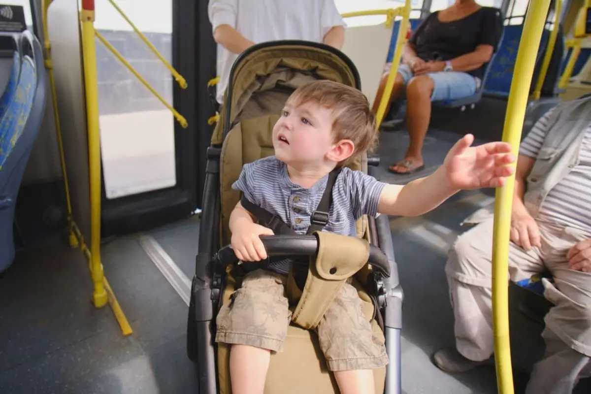 ベビーカーでバスや電車に乗るときに、周りの視線が気になります。運賃は大人1人分だけでいいと言われますが、混雑時に乗り込むのはマナー違反なのでしょうか？ どこまで遠慮するべきか悩みます。