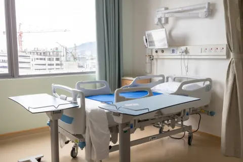 70代の母が突然の入院！「入院セット一式」を病院で借りたところ“日額1000円×20日”で2万円に！この金額は妥当でしょうか…？ 自分で用意すればよかったと後悔しています。