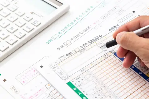 「年金180万円」で“確定申告”する友人…私は「400万円以下なら不要」と聞いていたのですが、しなくて“損はない”でしょうか？ あえて申告するメリットとは