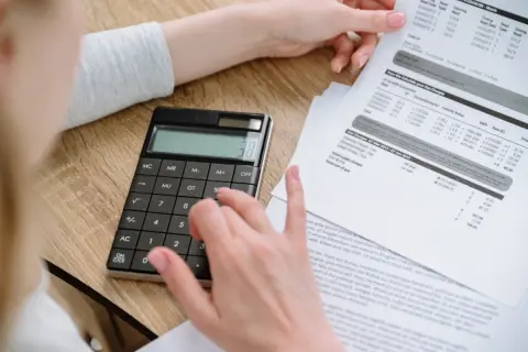 電力会社から「燃料費調整額が上がるので来月から電気料金が増えます」と通知が来ましたが、請求書を見ても仕組みがさっぱり分かりません。この“調整額”はどうやって決まっているのでしょうか？