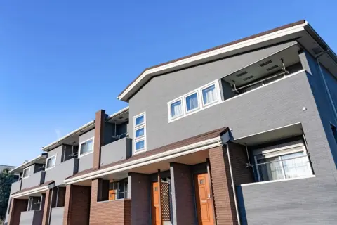 老後は地方より「東京在住」がコスパよし？ 都営住宅なら「家賃2.3万円」と格安・最低賃金「1226円」でも、意外と物価に差はない!? 高齢者こそ“東京に住むべき理由”とは