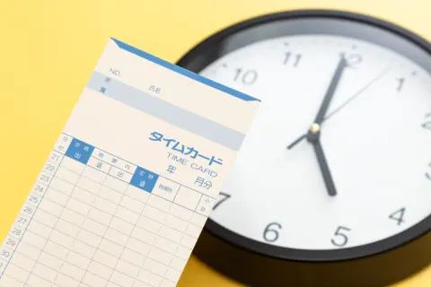 上司から「成果が出ていれば早く帰ってもいい」と言われますが、実際は長時間働く人ほど評価されている気がしています。こうした評価は“普通”でしょうか？