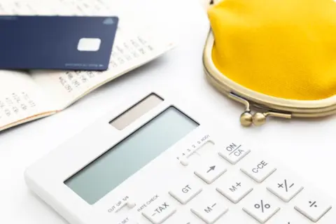 還暦を迎えた一人暮らしの独身男性です。普通預金に370万円あります。そのまま銀行に預けておくか、投資信託するか迷っています。どちらのほうが賢明でしょうか？