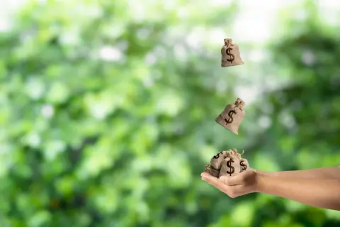 60歳で定年を迎えた父に会社から「退職金800万円」が支給されました。一括で受け取るか分割にするかで、税金や手取り額はどれだけ変わるのでしょうか？