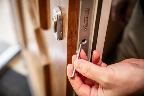 新築の賃貸アパートに引っ越したら「防犯上の理由で鍵交換費用15,000円を負担してください」と言われました。まだ誰も住んでいない部屋なのに、支払う必要があるのでしょうか？