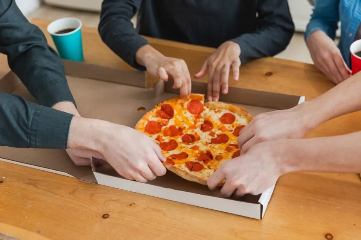 ウーバーで「ピザ」を注文したら“勝手にキャンセル”された！ SNSでは「配達員が食べてる」と言われてるけど、どういうこと!? 問題になっている「制度の悪用」とは