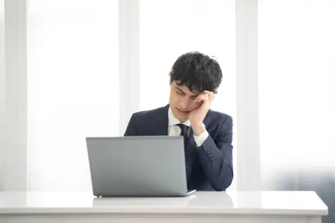 新卒からずっと同じ会社で働き、気づけば入社「15年目」。同僚に「35歳が転職のラストチャンスだぞ」と言われて焦っていますが、転職サイトを見てもピンときません。“決断できないままの35歳”は、このまま残っても大丈夫なのでしょうか？