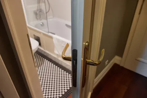 妻が「加湿になるから」と換気扇を使わず、風呂場のドアを常に開けています。換気扇を止めるだけで、どれくらいの節約効果があるのでしょうか。