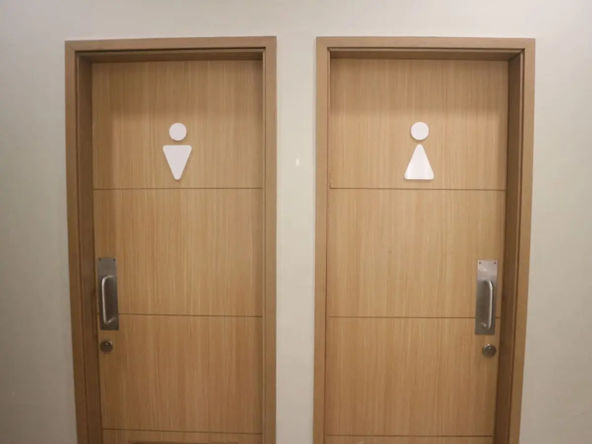 友人の「コンビニのトイレはタダで当然」発言に驚き！ 私はトイレを借りたら「100円以上」買うようにしていますが、借りるだけは“マナー違反”ですよね？ コンビニの「トイレ事情」とは