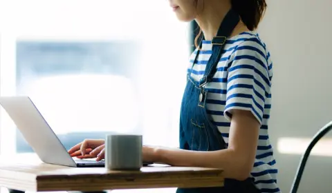 扶養内で「年収100万円」の主婦が、頼まれてシフトを増やしたら…手取りが「年16万円」減ることに!? 年収の壁は超えると損？ 社会保険料を“払うメリット”とは