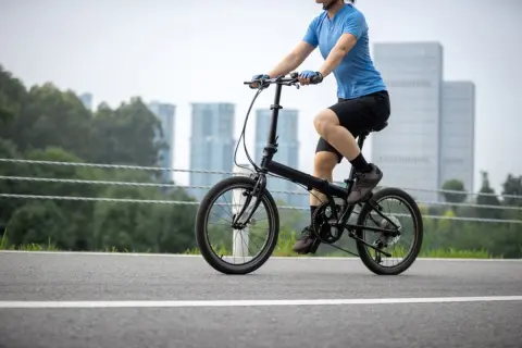 子どもの送迎中「歩道を逆走する自転車」にヒヤリ…4月から「反則金6000円」らしいですが、これで“危険運転は減る”でしょうか？ 青切符の対象になるケースとは