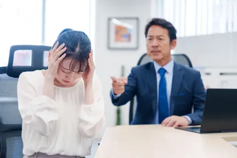 28歳で2社目に転職したばかりなのに、上司からのパワハラに耐えかねて「3社目を検討中」です。友人には「短期間で何度も転職すると“職歴が傷つく”よ」と止められましたが、心身的に限界です。転職回数が多いと、本当に不利になるのでしょうか？