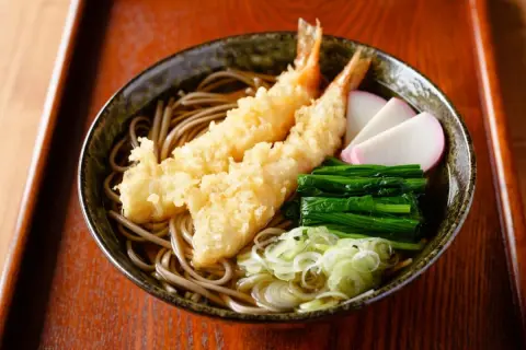 「年収800万円」なのに、ランチは430円の“立ち食いそば”の部長…「住宅ローンあるから」とのことですが、高年収でもキツイのでしょうか？“手取りと支出”を検証