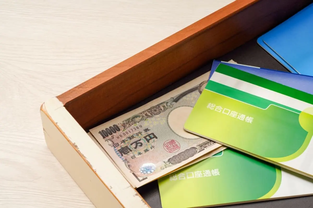 実家の片付けで「180万円」が入った親名義の通帳を発見！ トラブルにつながるかもしれない“NG行為”とは？