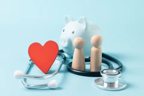 お金がない父に代わり「医療費5万円」を立て替えました。これも合算して「10万円」になれば医療費控除を申請できますか？