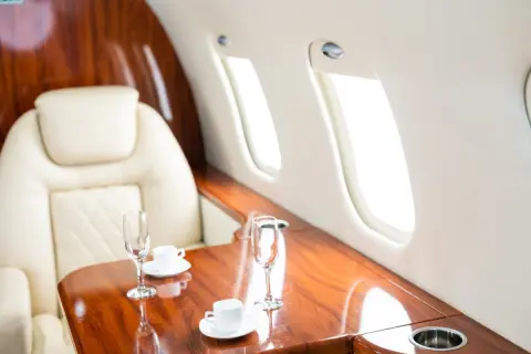 人生で一度は「ファーストクラス」に乗ってみたい！ JALで「東京-大阪」の“短距離”なら安く乗れますか？ 最安「1.4万円」にいくら追加が必要か検証