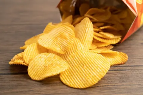 ポテチを買ったら「300kcal」で驚き！ 昔は「1袋500kcal」だったのに、ステルス値上げで“低カロリー”に!? 発売当初からの「値段・カロリー・内容量」を比較