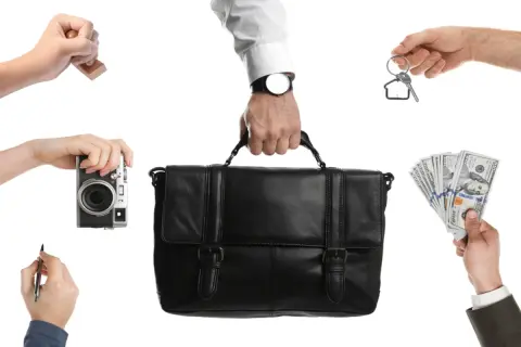 スーツ代や資格取得費など、会社の「経費」にならない出費がかさんでいます……。会社員でも確定申告の際に控除を受ける方法はないのでしょうか？