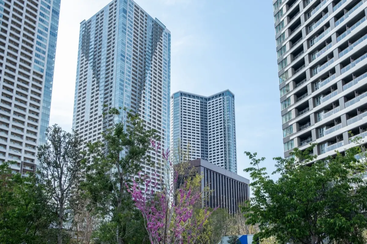 「相続税は資産家だけの話」と思ってましたが都市部のマンション価格が上がっていると聞き不安です。普通のサラリーマンでも相続税が発生するケースはあるのでしょうか？