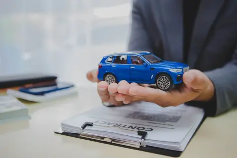 来年、叔父から”170万円”の車をもらうことに。贈与税がかかるのは契約書を作る今年ですか？