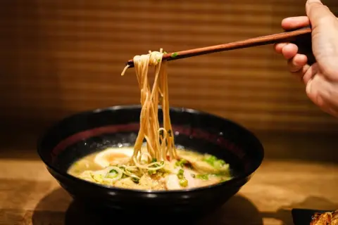 友人から「一蘭は家族5人で2000円」と聞きビックリ！ 1杯980円のはずだけど「子どものラーメンは無料」になるのでしょうか？ 子ども5人まで“タダで頼める条件”とは