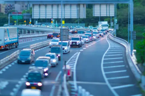 高速で「目的の出口」をうっかり通り過ぎた！ 余計に“700円”払いたくないのですが、返金はできませんか？「Uターンで戻る」のはNGでしょうか？ ルールを確認