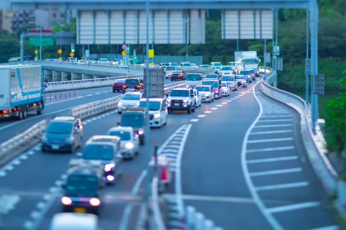 高速で「目的の出口」をうっかり通り過ぎた！ 余計に“700円”払いたくないのですが、返金はできませんか？「Uターンで戻る」のはNGでしょうか？ ルールを確認