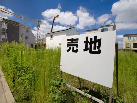 実家の“不便な旗竿地”をお隣に「30万円」で売ったら、税務署から「贈与税支払い」の通知が!? 実質“価値ゼロ”の土地なのに、低額譲渡になるんですか？「売れない土地」処分時の注意点とは