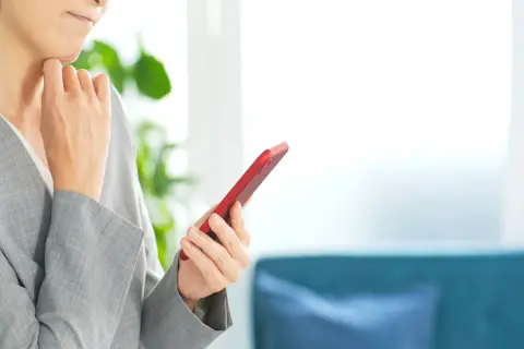 4人家族でスマホ代とネット代あわせて月3万5千円」…よくある水準？それとも払いすぎ？ “世帯別の通信費”の目安と、格安SIMも含めた見直しのポイントを解説